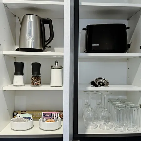 Modernes In Lage Komfortabel Eingerichtet Mit Arbeitsplatz Und Kueche - Geibelsuite *