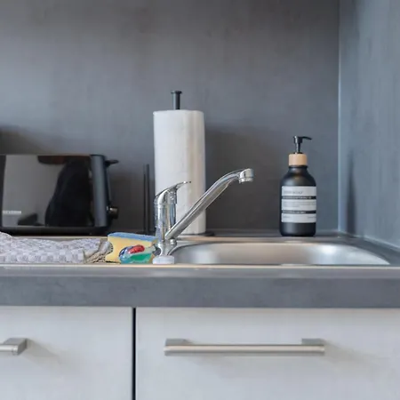 Modernes In Lage Komfortabel Eingerichtet Mit Arbeitsplatz Und Kueche - Geibelsuite Apartamento