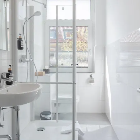 Modernes In Lage Komfortabel Eingerichtet Mit Arbeitsplatz Und Kueche - Geibelsuite