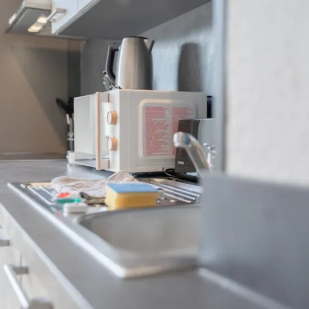 Modernes In Lage Komfortabel Eingerichtet Mit Arbeitsplatz Und Kueche - Geibelsuite * הנובר