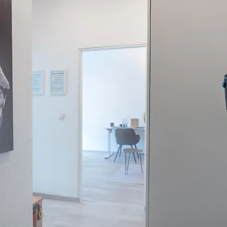 Modernes In Lage Komfortabel Eingerichtet Mit Arbeitsplatz Und Kueche - Geibelsuite * הנובר